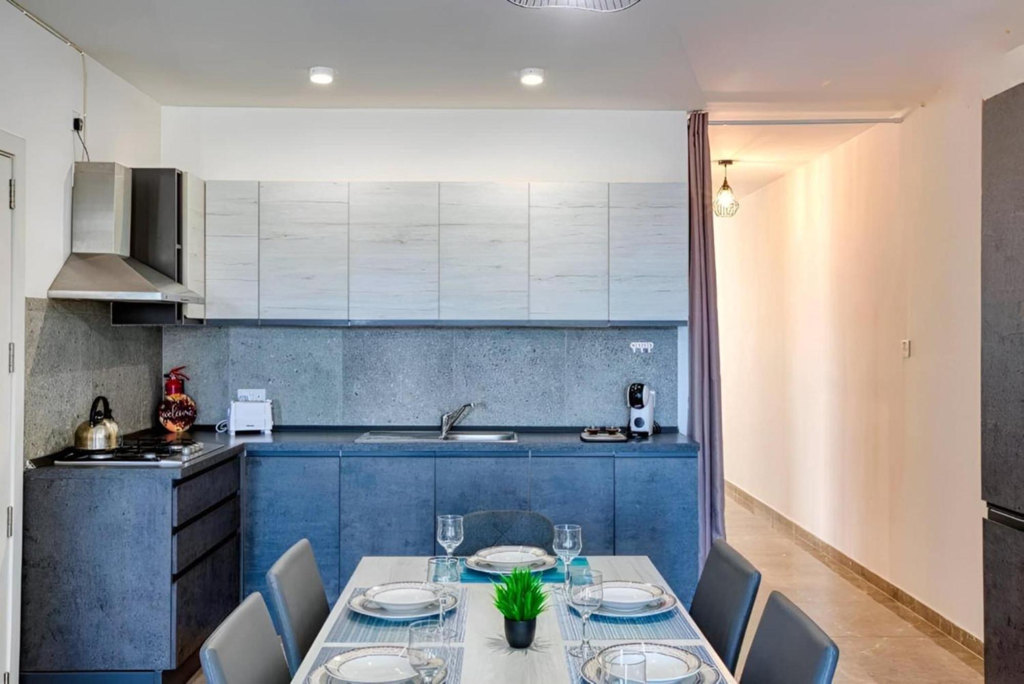 Large, 3 Bedroom Apartment In Marsascala マルサスカーラ エクステリア 写真