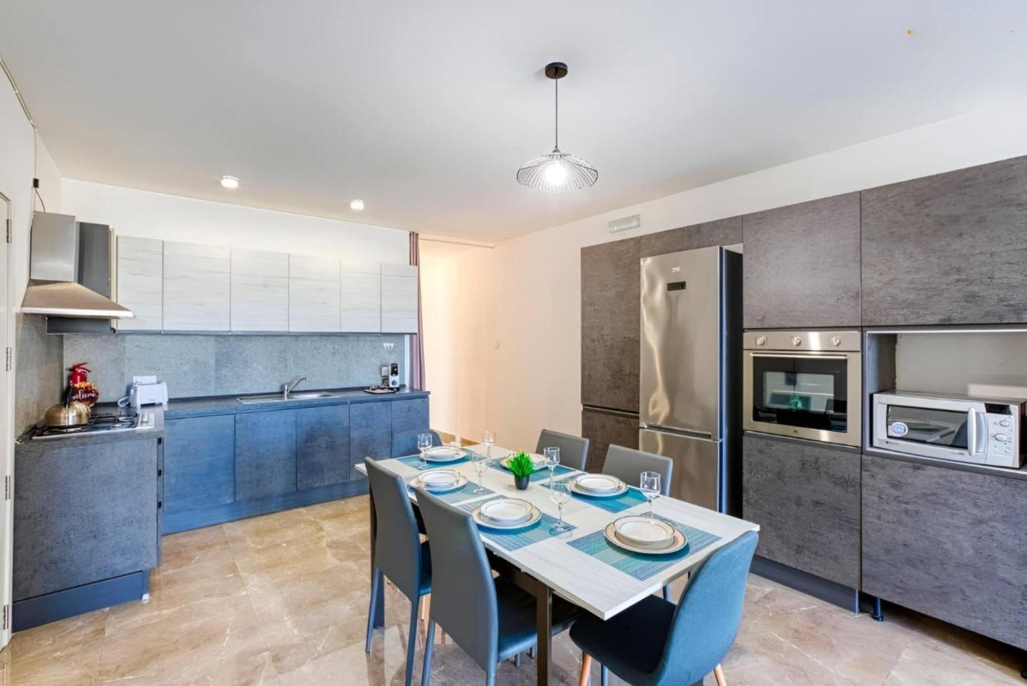 Large, 3 Bedroom Apartment In Marsascala マルサスカーラ エクステリア 写真