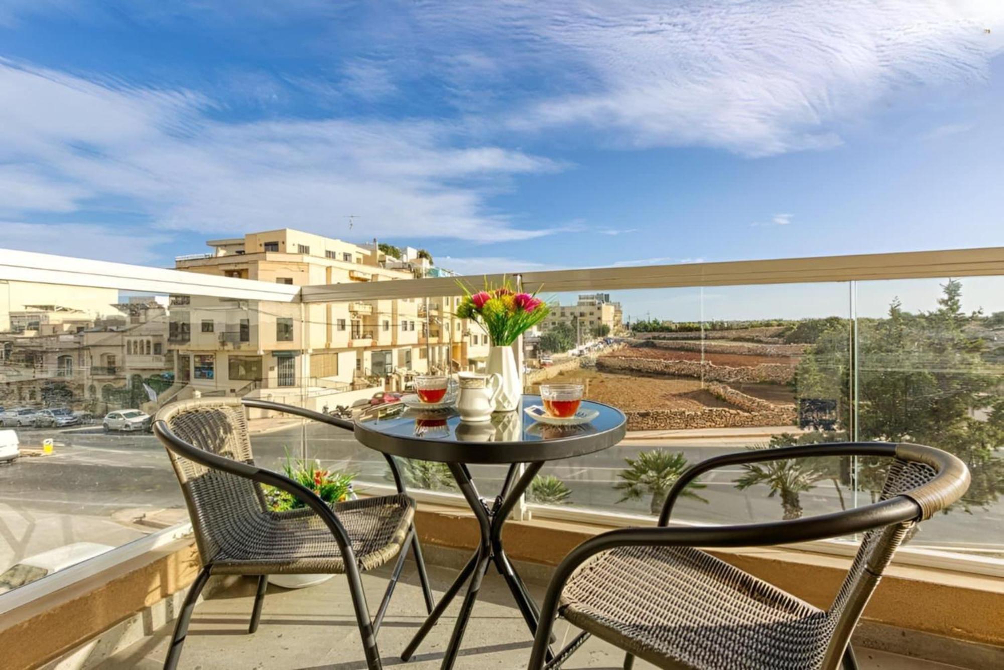 Large, 3 Bedroom Apartment In Marsascala マルサスカーラ エクステリア 写真