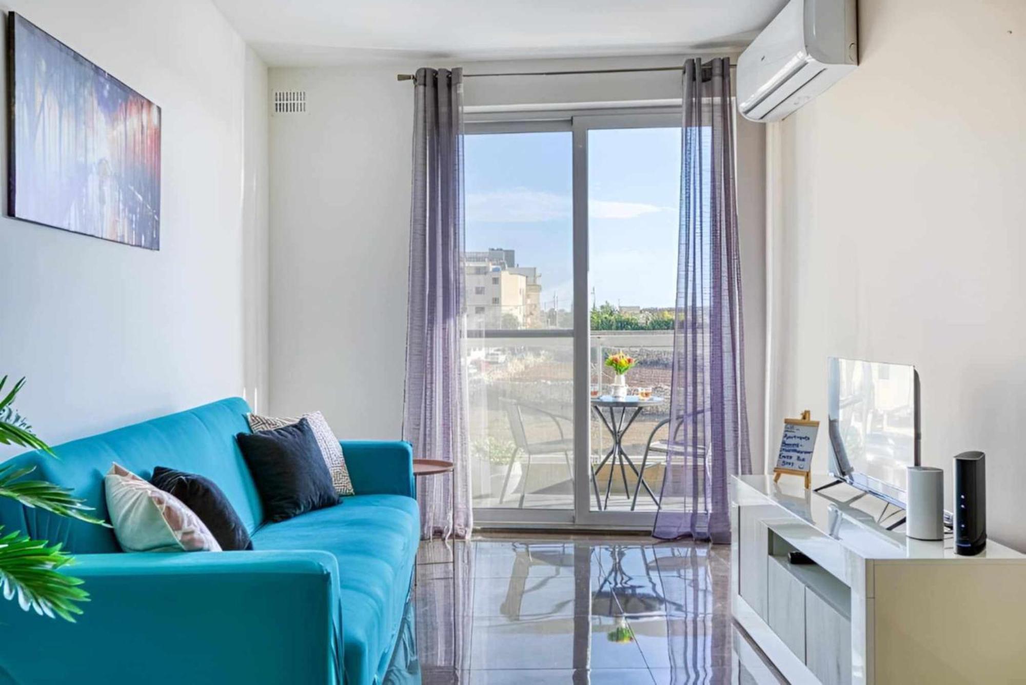 Large, 3 Bedroom Apartment In Marsascala マルサスカーラ エクステリア 写真